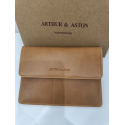 Porte papier plat en cuir camel - Arthur et Aston-